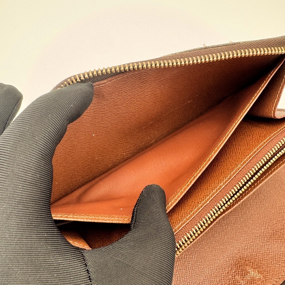Full Inclusion Louis Vuitton Monogram Canvas Zippy Organizer Wallet. - Picture 8 of 15